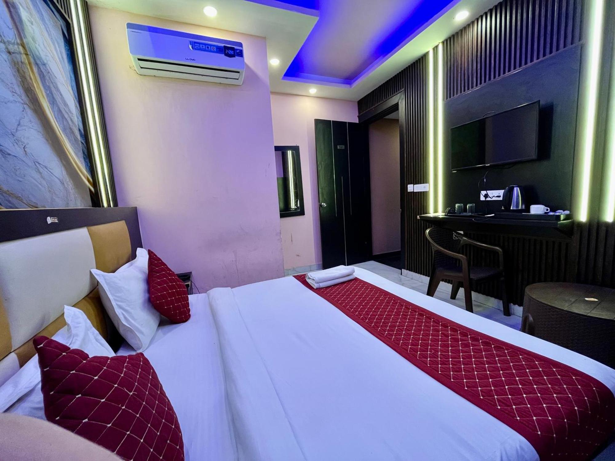 Jupiter Plaza Delhi Airport Hotel Új-Delhi Kültér fotó